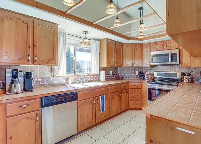 Golfer's Haven! Mtn-view Gem W/ Pool Access Holiday home