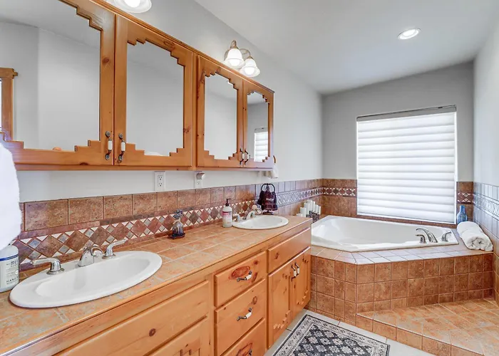 Golfer's Haven! Mtn-view Gem W/ Pool Access *