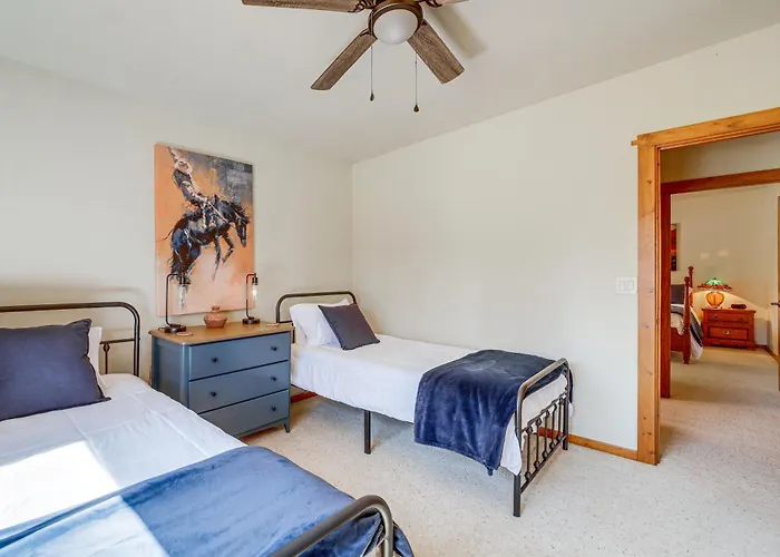 Golfer's Haven! Mtn-view Gem W/ Pool Access Holiday home *